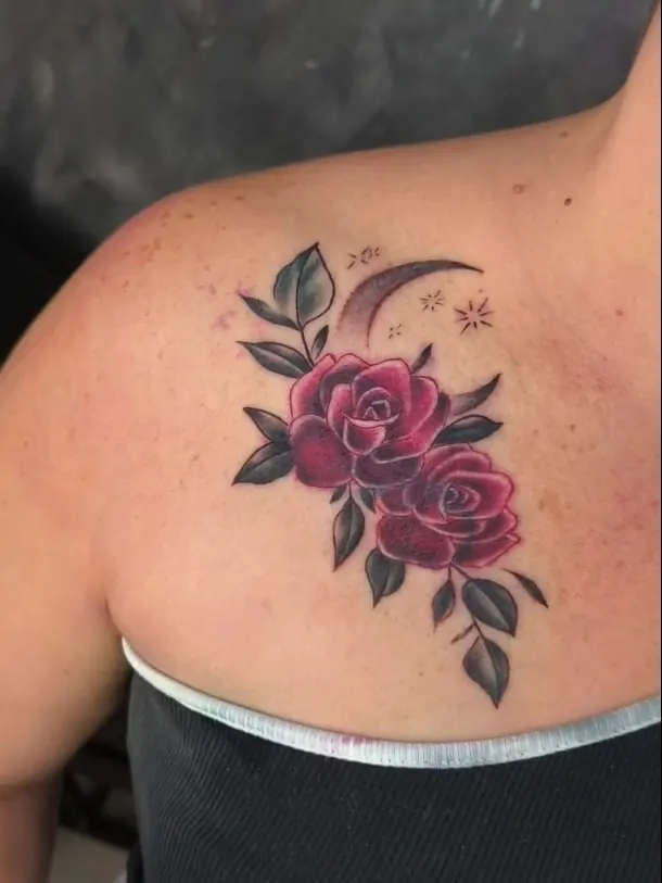 Cover up de rosas rojas en el hombro que tapa un tatuaje anterior, por Jenn Tatts