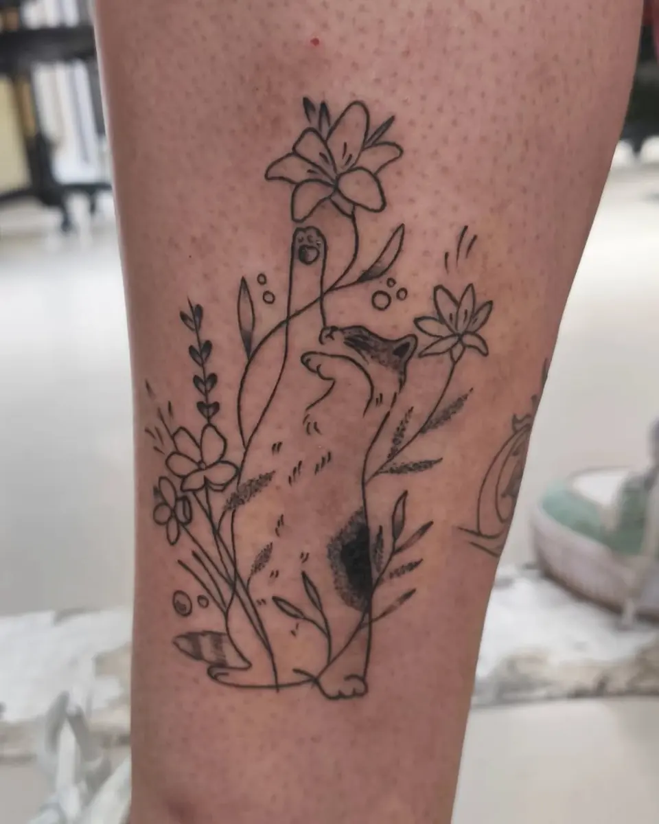 Tatuaje de flores silvestres en línea fina en la pierna, por Jenn Tatts