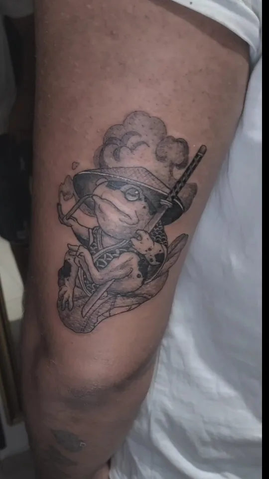 Tatuaje en black and grey del Sombrerero Loco en el muslo, por Jenn Tatts
