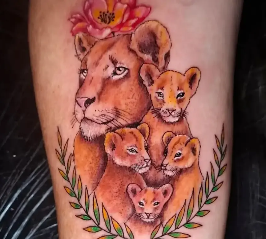 Tatuaje a color de una leona con sus cachorros en el antebrazo, por Kewyn Romero