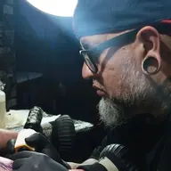 Kewyn Romero tatuando en el estudio