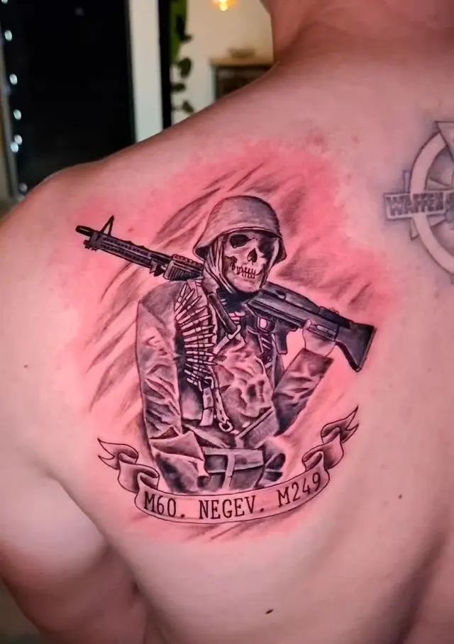 Tatuaje en realismo de un soldado esqueleto con casco y fusil en el hombro, por Kewyn Romero