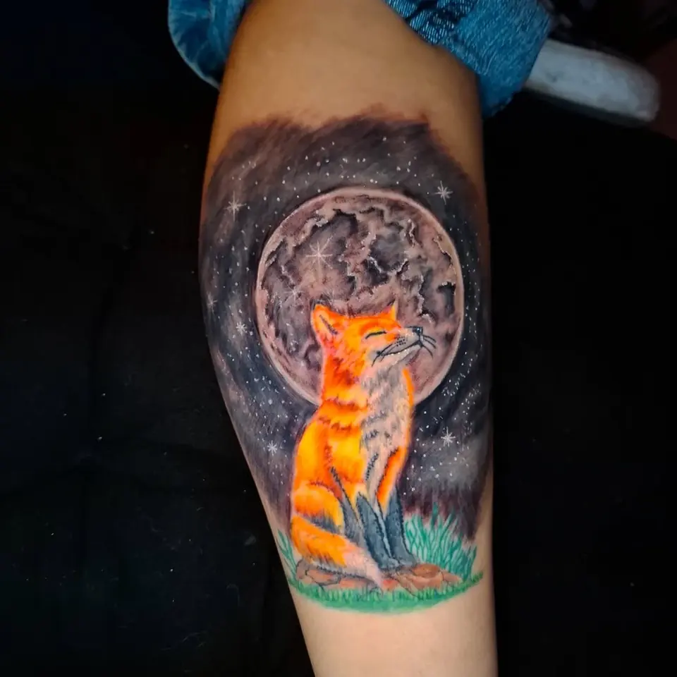 Tatuaje a todo color de un zorro frente a la luna llena en el brazo, por Kewyn Romero
