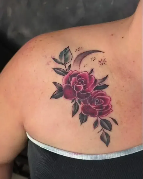 Cover up de rosas rojas en el hombro que tapa un tatuaje anterior