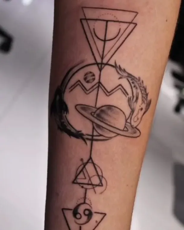 Tatuaje geométrico en línea con un planeta, triángulos y símbolos, en el antebrazo
