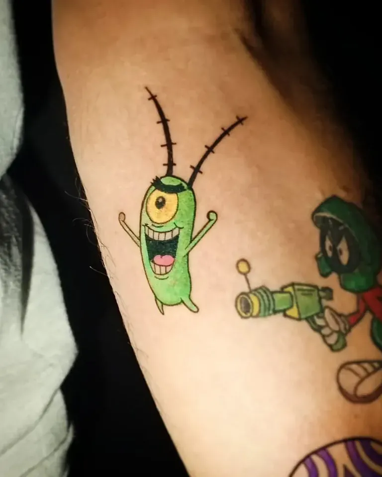 Tatuajes a color de Plankton, de Bob Esponja, y Marvin el Marciano en el brazo