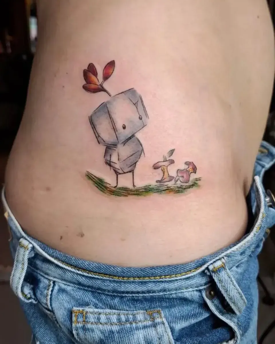 Tatuaje a color de un robot de piedra con una mariposa y hongos, en la cadera