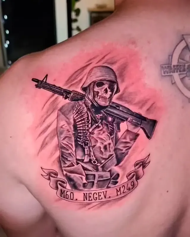 Tatuaje en realismo de un soldado esqueleto con casco y fusil en el hombro