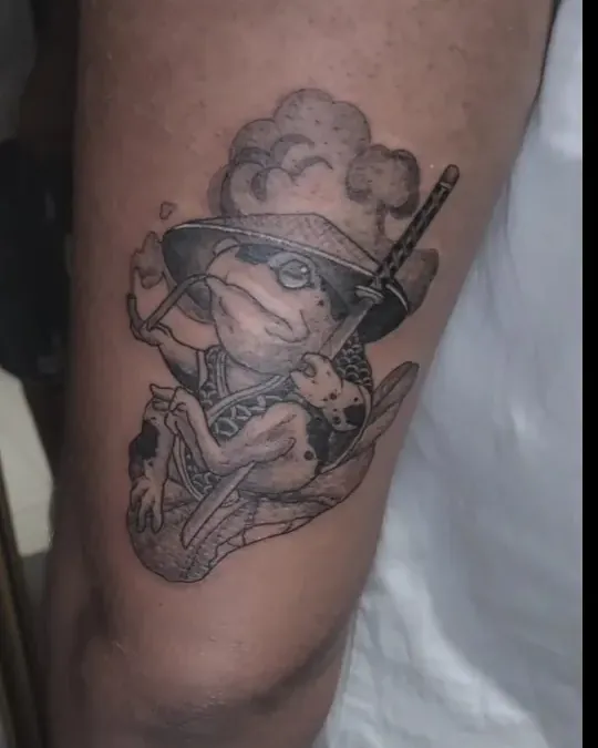 Tatuaje en black and grey del Sombrerero Loco en el brazo