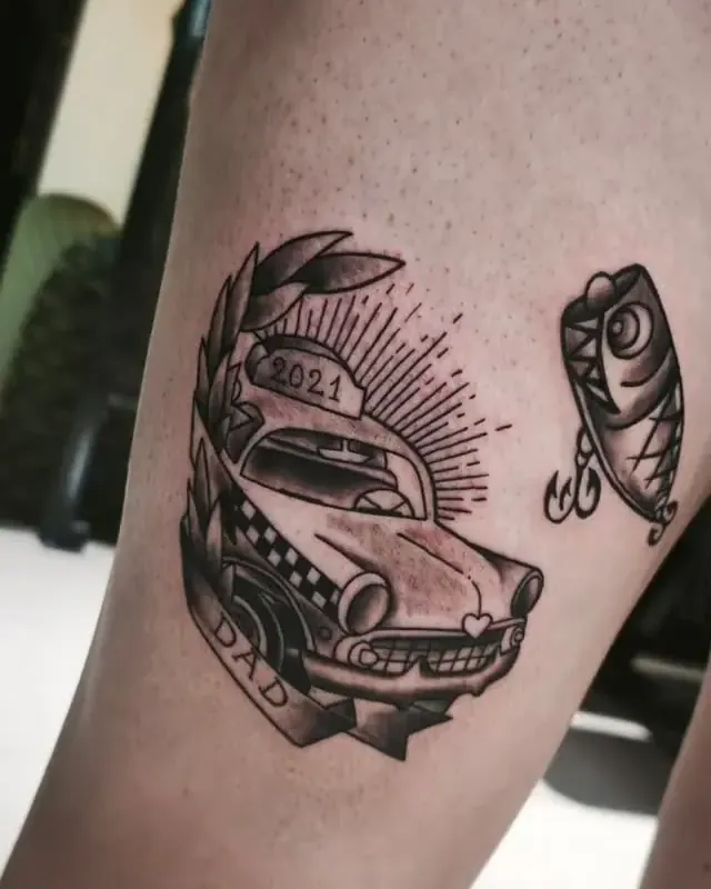 Tatuaje en black and grey de un taxi antiguo en el brazo