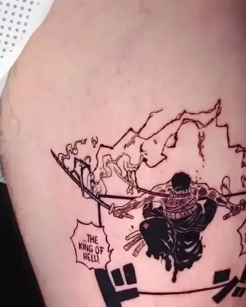 Tatuaje anime de Zoro, de One Piece, con sus tres espadas en el brazo