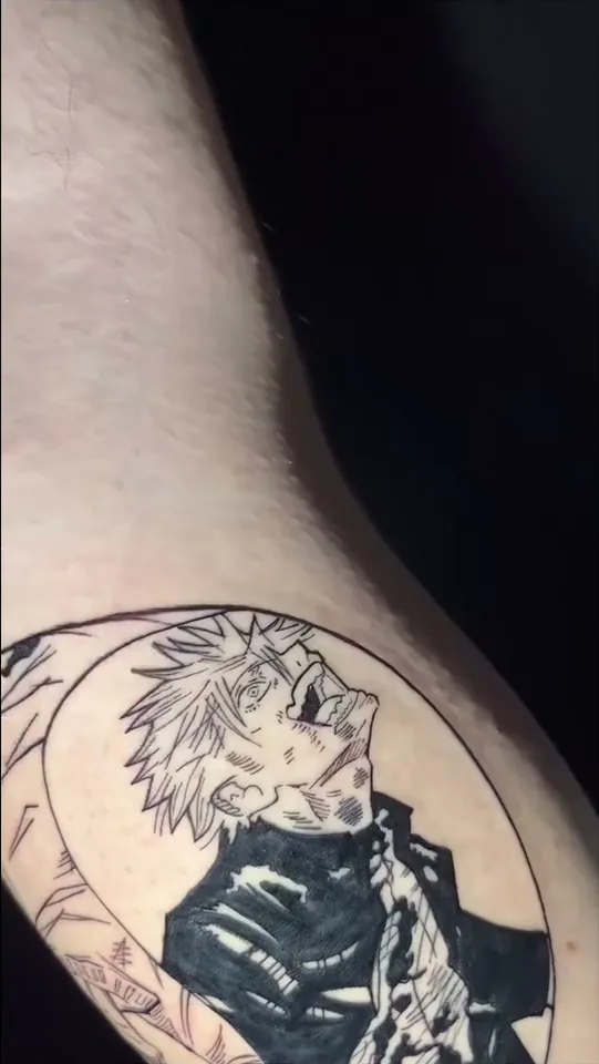 Tatuaje anime en blanco y negro de un personaje de Jujutsu Kaisen dentro de un círculo, en el brazo, por Victor Hugo