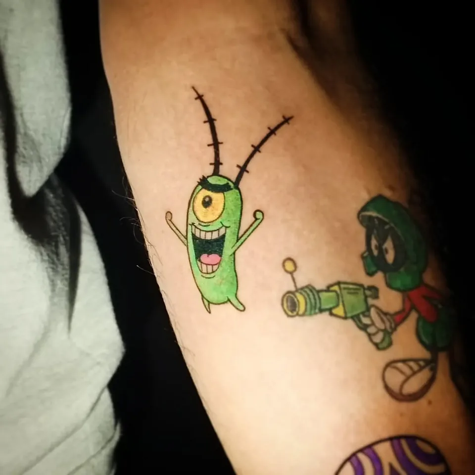 Tatuajes a color de Plankton, de Bob Esponja, y Marvin el Marciano en el brazo, por Victor Hugo