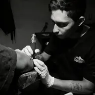 Victor Hugo, de Sting Crab Tattoo, tatuando en el estudio