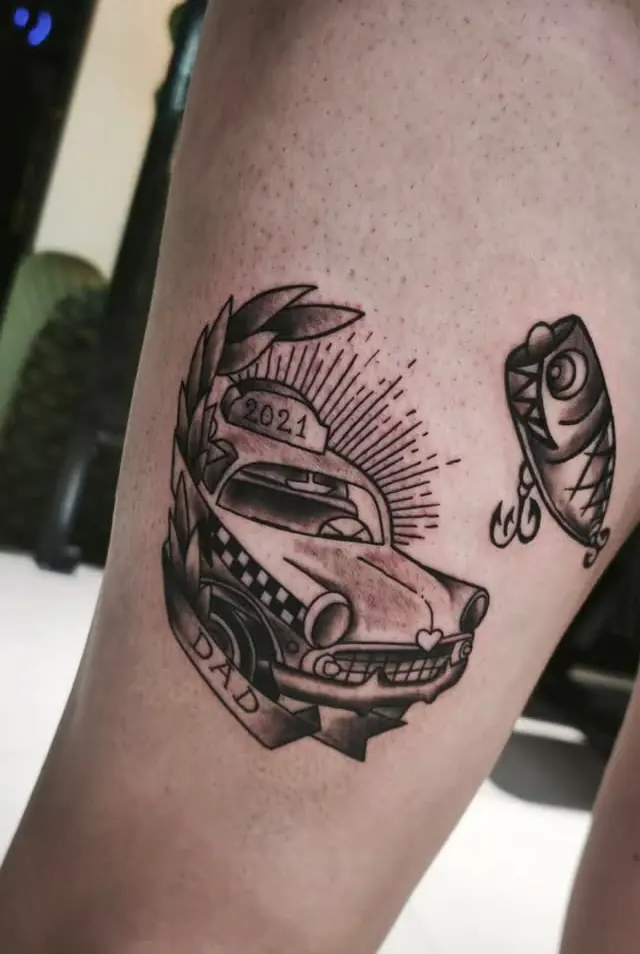 Tatuaje en black and grey de un taxi antiguo en el brazo, por Victor Hugo